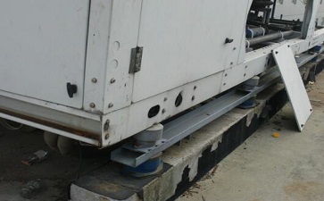 觀園樓商務(wù)酒店附樓房頂安裝有兩臺螺桿式熱泵機(jī)組及配套水泵3臺、中央空調(diào)外機(jī)3臺及配套水泵2臺。熱泵的風(fēng)機(jī)、電機(jī)，水泵的電機(jī)都是旋轉(zhuǎn)設(shè)備，當(dāng)設(shè)備運(yùn)行時引起整個樓面震動，據(jù)測熱泵機(jī)組下方房間內(nèi)噪聲值達(dá)到58dB(A)，有很明顯的振感。 經(jīng)噪聲治理后，熱泵機(jī)組正下方室內(nèi)噪聲值降至40dB(A)以下，達(dá)到晝間標(biāo)準(zhǔn)。